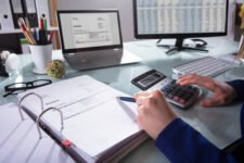 a guy using best accounting software